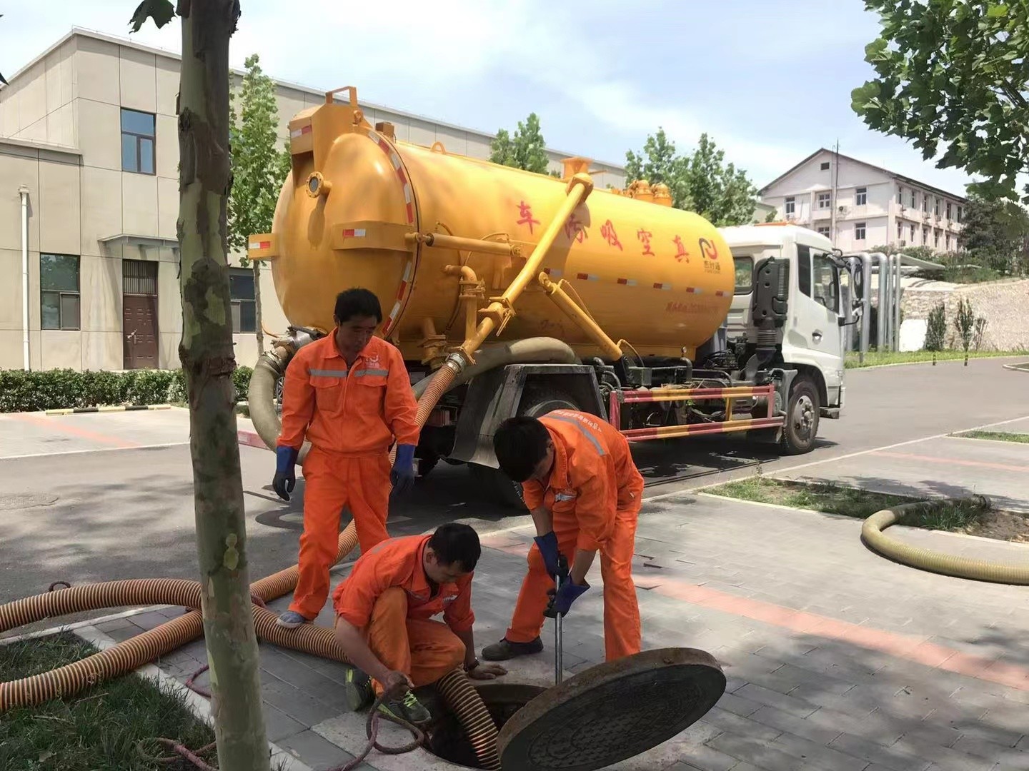 铺前镇化粪池清理与5-8吨吸粪车施工效率分析